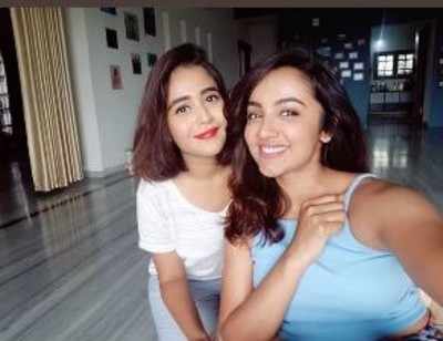 Ex-Bigg Boss contestants Deepthi Sunaina and Tejaswi Madivada have a get-together; see pic