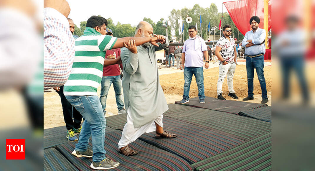 saurabh shukla: Saurabh Shukla gets into wrestling mode for Lucknow