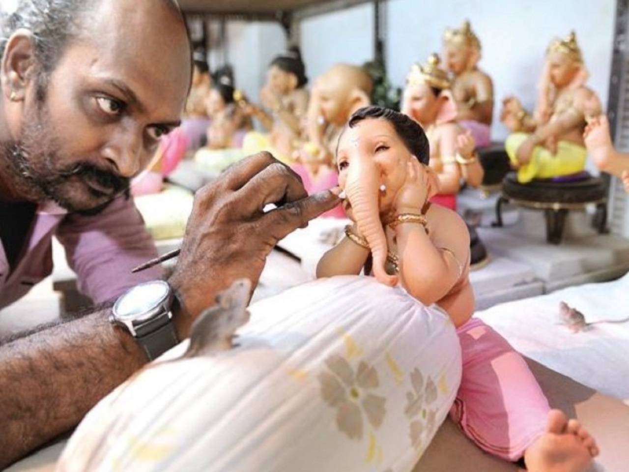 Parel sculptor brings the child in Ganesha alive | Mumbai News ...