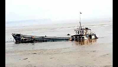 10 rescued from sinking barge in Geonkhali