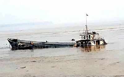 10 Rescued From Sinking Barge In Geonkhali Kolkata News