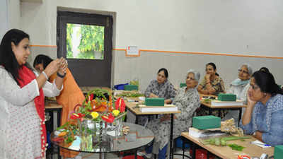 Jaipur women learn floral art at a workshop