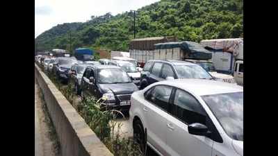 Heavy vehicles choke Mahape-Shil road