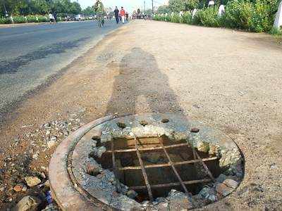 Broken manhole cover at Rajpath