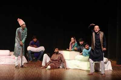 How lazy folks go back to being lazy in the play Kahilon ki Jamaat