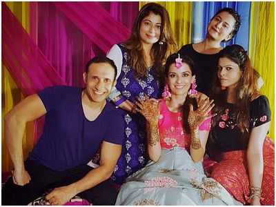 Mere Angne Mein fame Ekta Kaul makes for a perfect bride-to-be at her mehendi ceremony