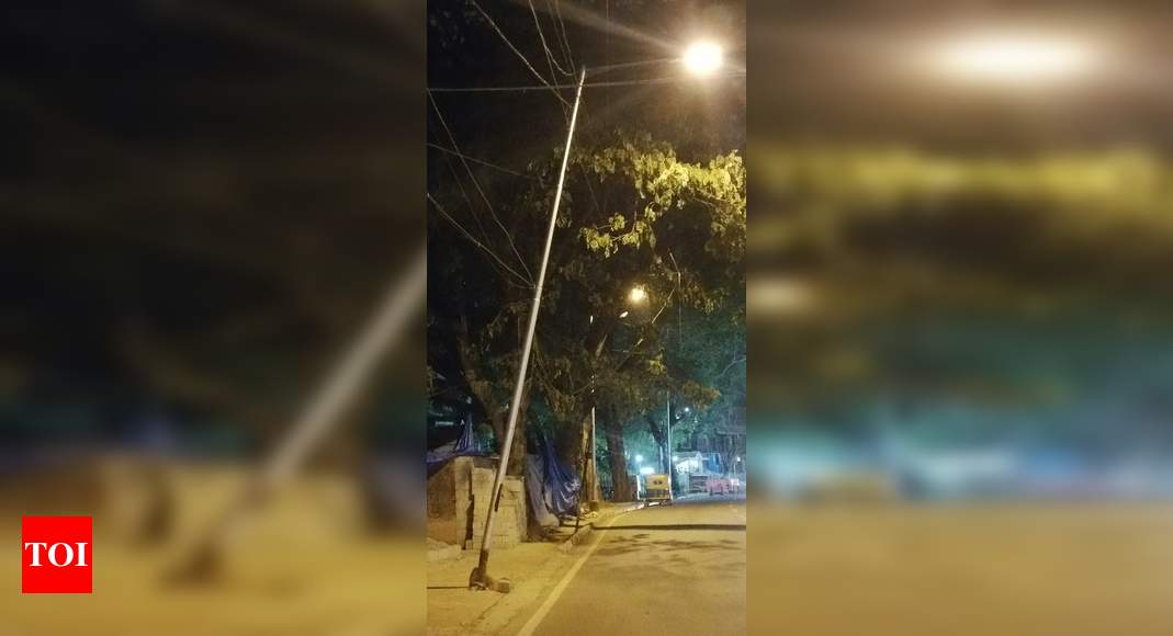 Dangerous lamp post - Times of India