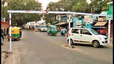 Cracks in Aishbagh flyover, heavy vehicles’ entry barred