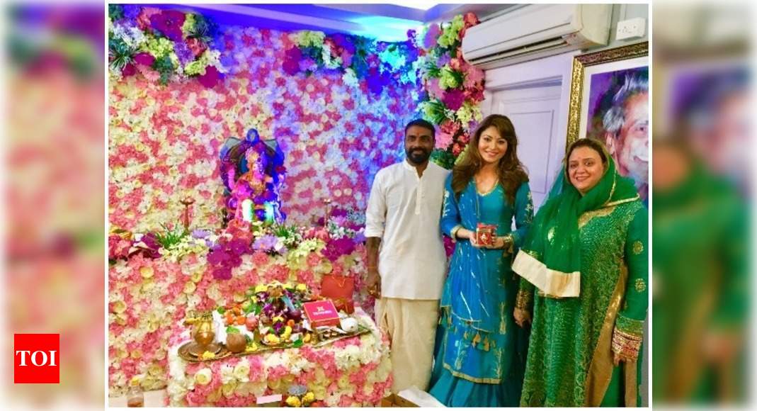 urvashi-celebrates-ganpati-at-remo-s-home-hindi-movie-news-times-of