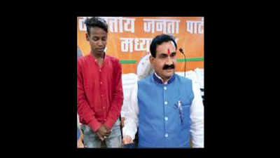 Madhya Pradesh: Paper hawker abandoned by Congress lapped up by BJP