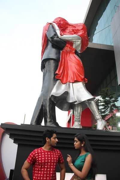 Rinku and Akash unveil sculpture of love in Nagpur