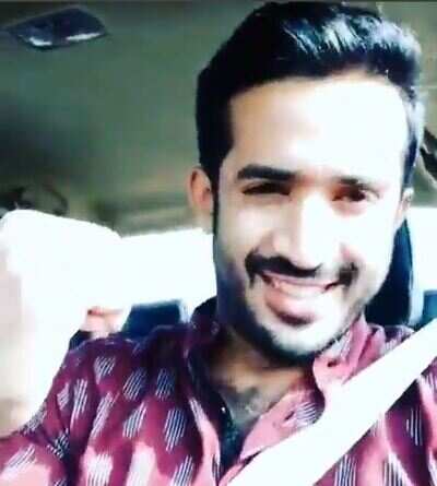 Anchor Ravi celebrates a working birthday; Watch video - Times of India Anchor Ravi celebrates a working birthday; Watch video - Times of India
