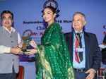 Anushka Sharma receives Smita Patil award