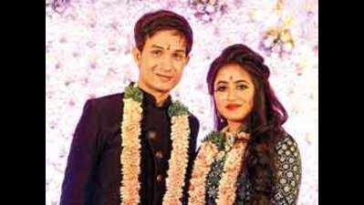 Ratik and Pooja exchange rings in a glittering gala