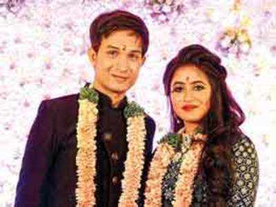 Ratik and Pooja exchange rings in a glittering gala