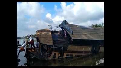 Alappuzha: Narrow escape for tourists in a houseboat accident