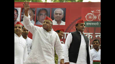 Mulayam shares stage with son Akhilesh at SP rally