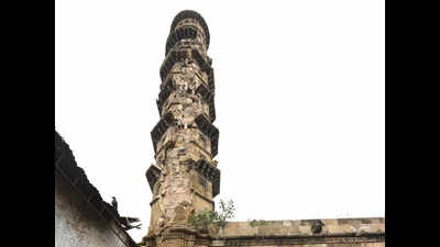 Lightning damages minarets of Ek-Toda Masjid mosque in Daulatkhana