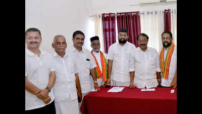 In a surprise move, two Kerala Christian priests join BJP