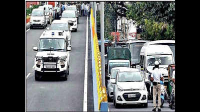 Deputy chief minister G Parameshwara flaunts zero-traffic privilege