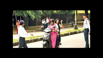 Traffic cops challan 30 women for riding without helmets