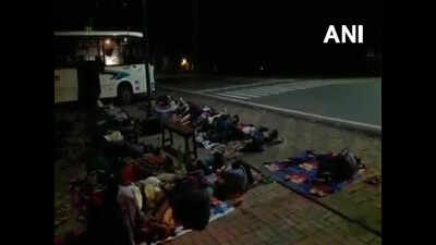 Schoolchildren spend night on zoo footpath | Patna News - Times of ...