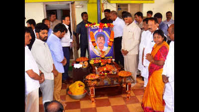 Chandrababu Naidu visits families of slain TDP leaders, announces Rs 1 crore compensation