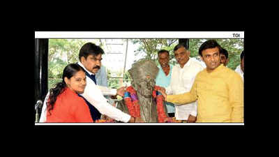 Karnataka minister garlands Sir MV's statue, asks whose it is
