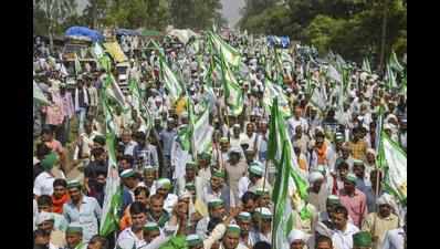 30,000 farmers reach Sahibabad, wait to enter Delhi