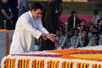 Sonia, Rahul pay tribute to Mahatma at Rajghat