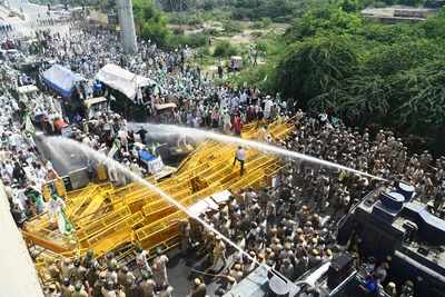 Kisan rally: Farmers stopped at Delhi-UP border; police use water cannons, tear gas
