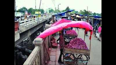 Hawkers are kings at dilapidated Puranapul