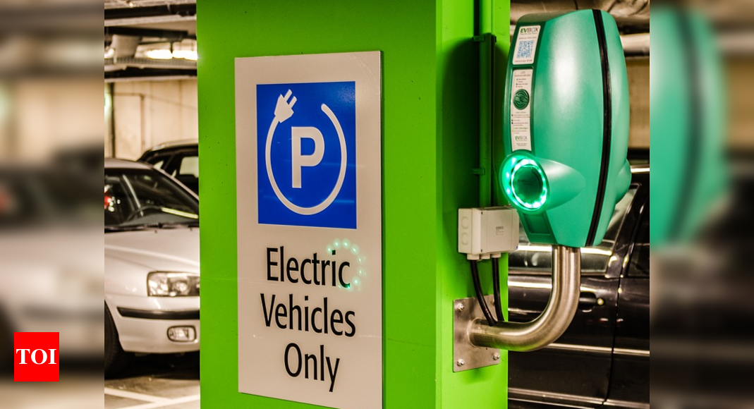 Electric vehicle CESC contemplating echarging stations network in