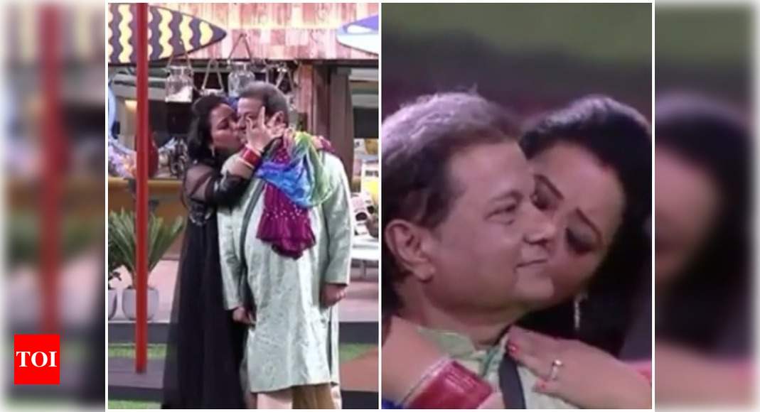 Bigg Boss 12 Bharti Singh Tries To Woo Anup Jalota With Her Seductive Moves Times Of India