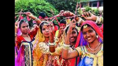 Enthusiasts sign up for garba, dandiya crash course in city