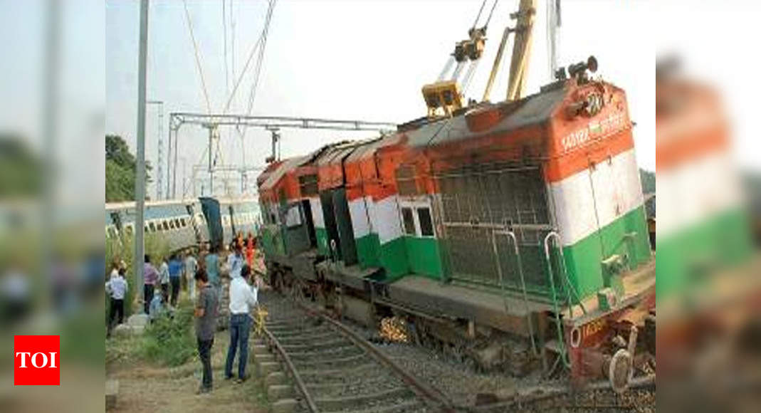 Five killed as New Farakka Express derails near Rae Bareli | Lucknow ...