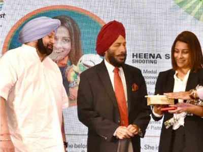 Punjab CM presents cash rewards to Commonwealth and Asian games winners