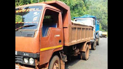 Sand miners stop trucks from Maharashtra at border