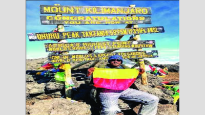 Kannadiga hoists state flag atop Mt Kilimanjaro