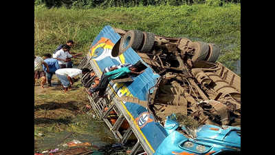 5 killed, 10 injured in Hooghly bus accident