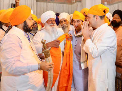 Rahul Gandhi visits gurudwara in poll-bound MP