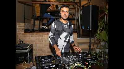 Sindhi Curry plays at XOOX Brewmill, Bengaluru