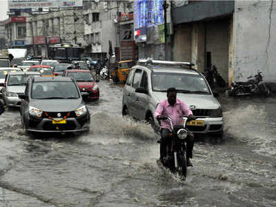 Hyderabad rain: Heavy rain lashes Hyderabad: Many areas inundated, shop ...