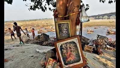 After Friday fanfare, Yamuna resembles decaying waste field