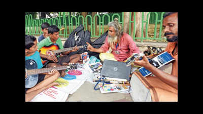 Delhi: Engineer turns guitar teacher for Re 1 per day