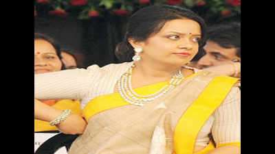 Maharashtra CM's wife Amruta Fadnavis apologises for selfie on ship, says it wasn't risky