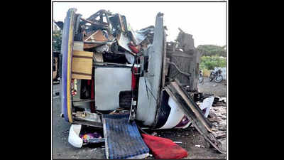 Five killed, 14 injured as bus rams truck on Pune-Aurangabad road
