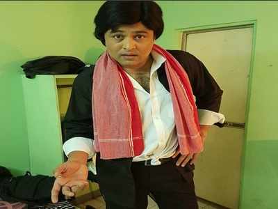 Subodh Bhave strikes Amitabh Bachchan's famous pose while promoting 'Majha Agadbam'