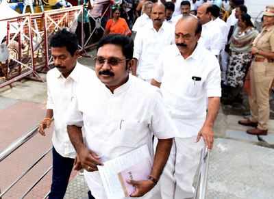 Supreme Court judgement: 18 AIADMK MLAs disqualification case: Third judge  to pronounce order on Thursday | India News - Times of India