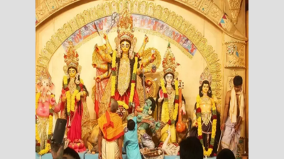 Bowled over by Durga Puja festivities, foreigners say, ‘ashchhe bochhor abar hobe’